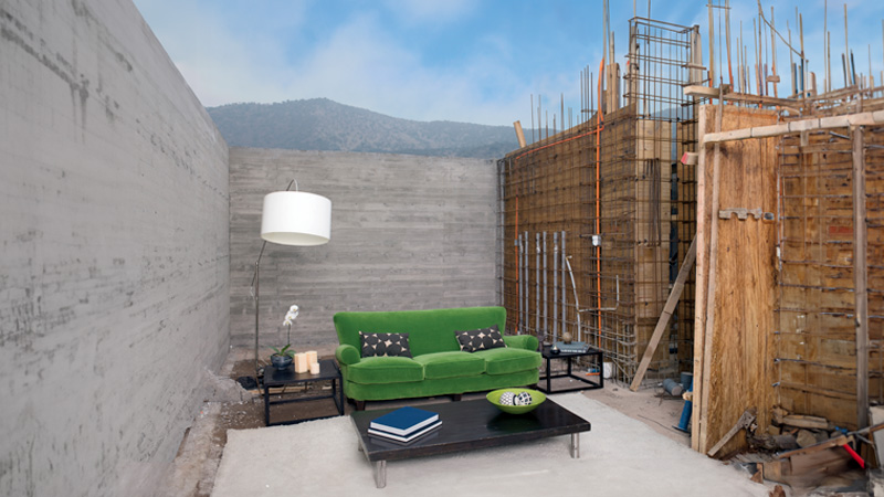 divano verde in un cantiere